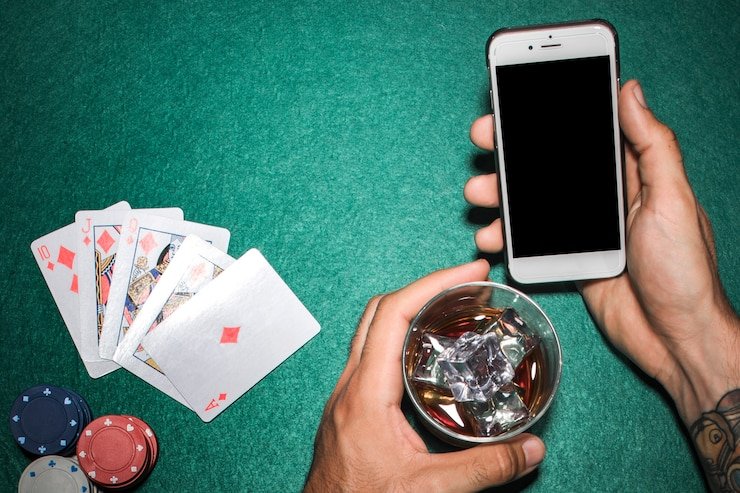 Pengguna sedang membaca ketentuan layanan di perangkat mobile dengan tampilan bersih dan modern
